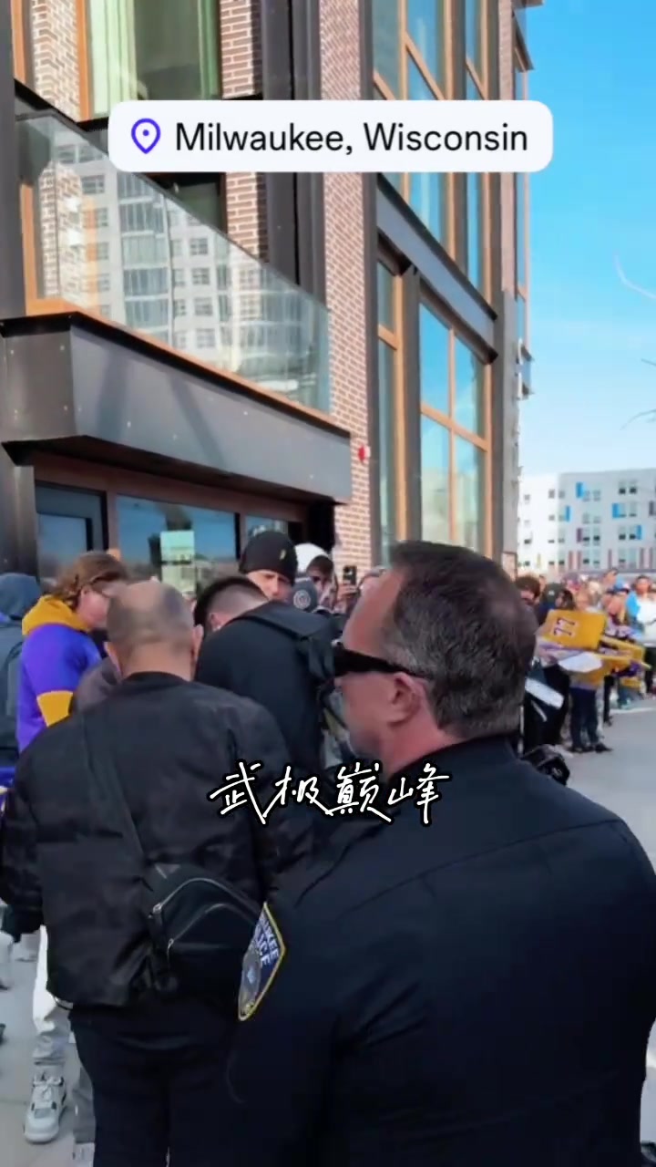 不是？反了吧，不应该是东子坐那，粉丝一个个排队去要签名吗????