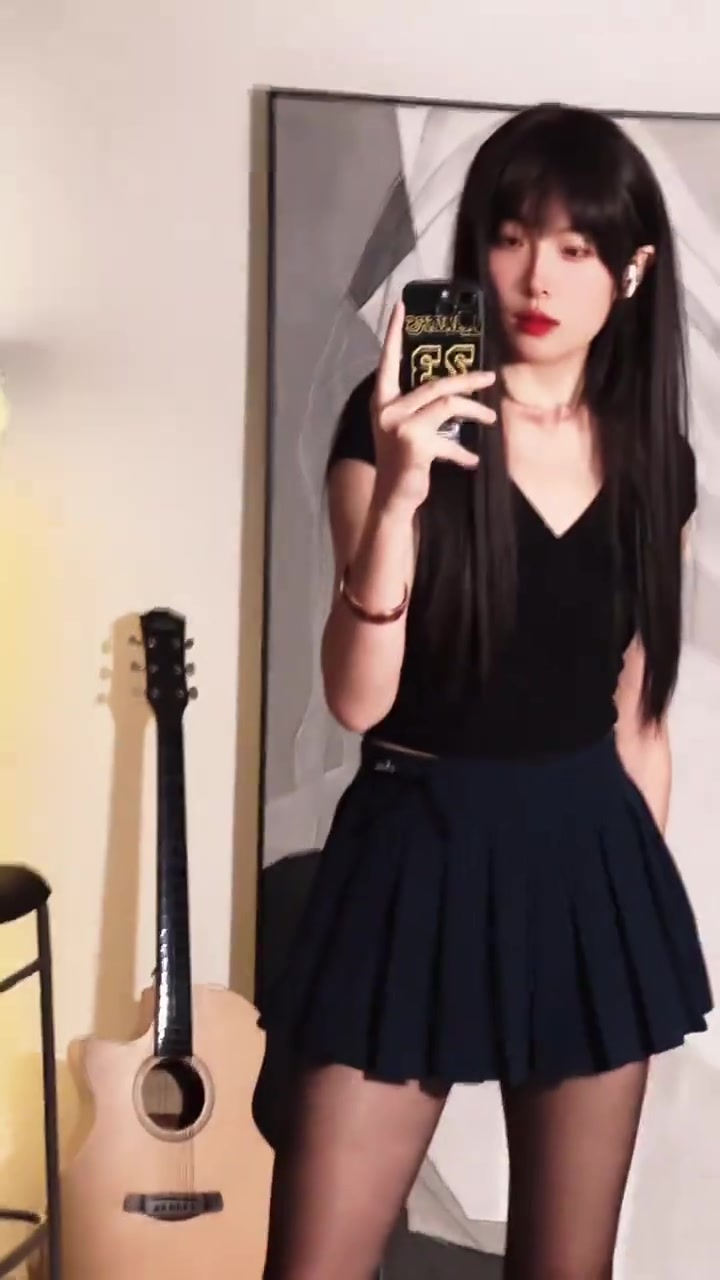 果然今天赢了！美女詹密穿黑丝高跟晒照：连败又如何 终归会翻盘