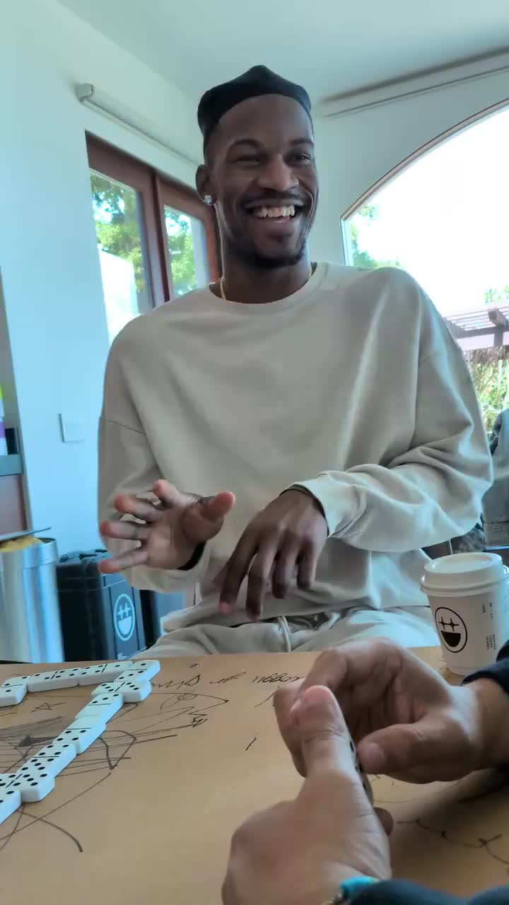一天都停不下来????巴特勒休息日又开始搓牌了 嗨得连唱带跳的