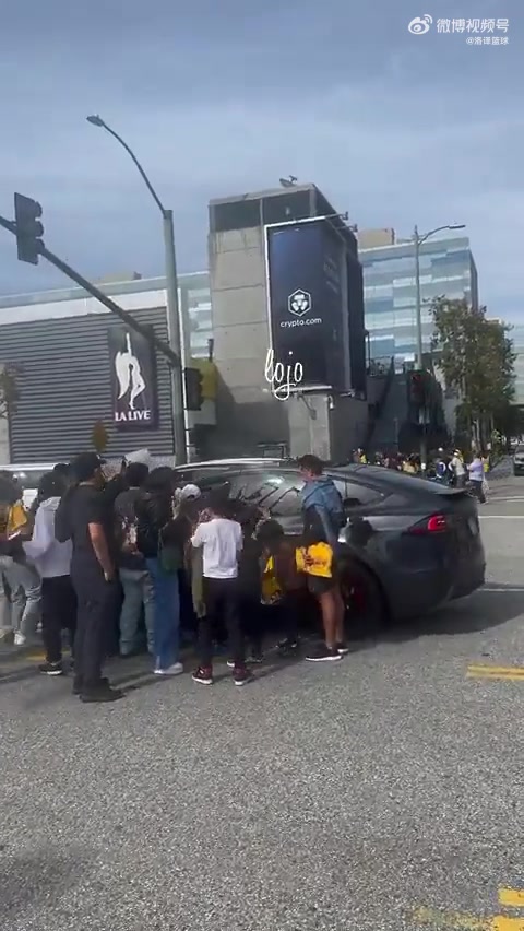 成洛杉矶网红了????佩林卡一出现就有大批球迷围住他要签名合照