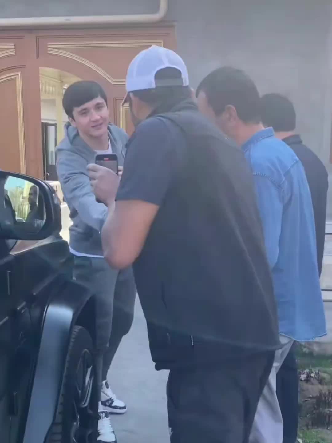 听说隔壁家老胡在英超曼城踢球的儿子回来了，大家都去看看????