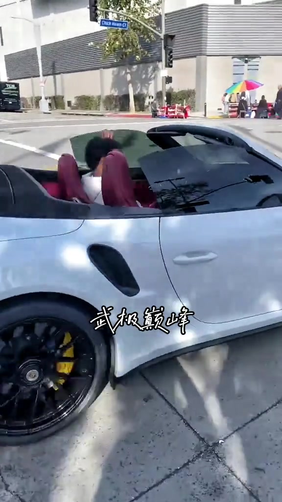 ????父子俩咋不开一个车，也不知道省点油????