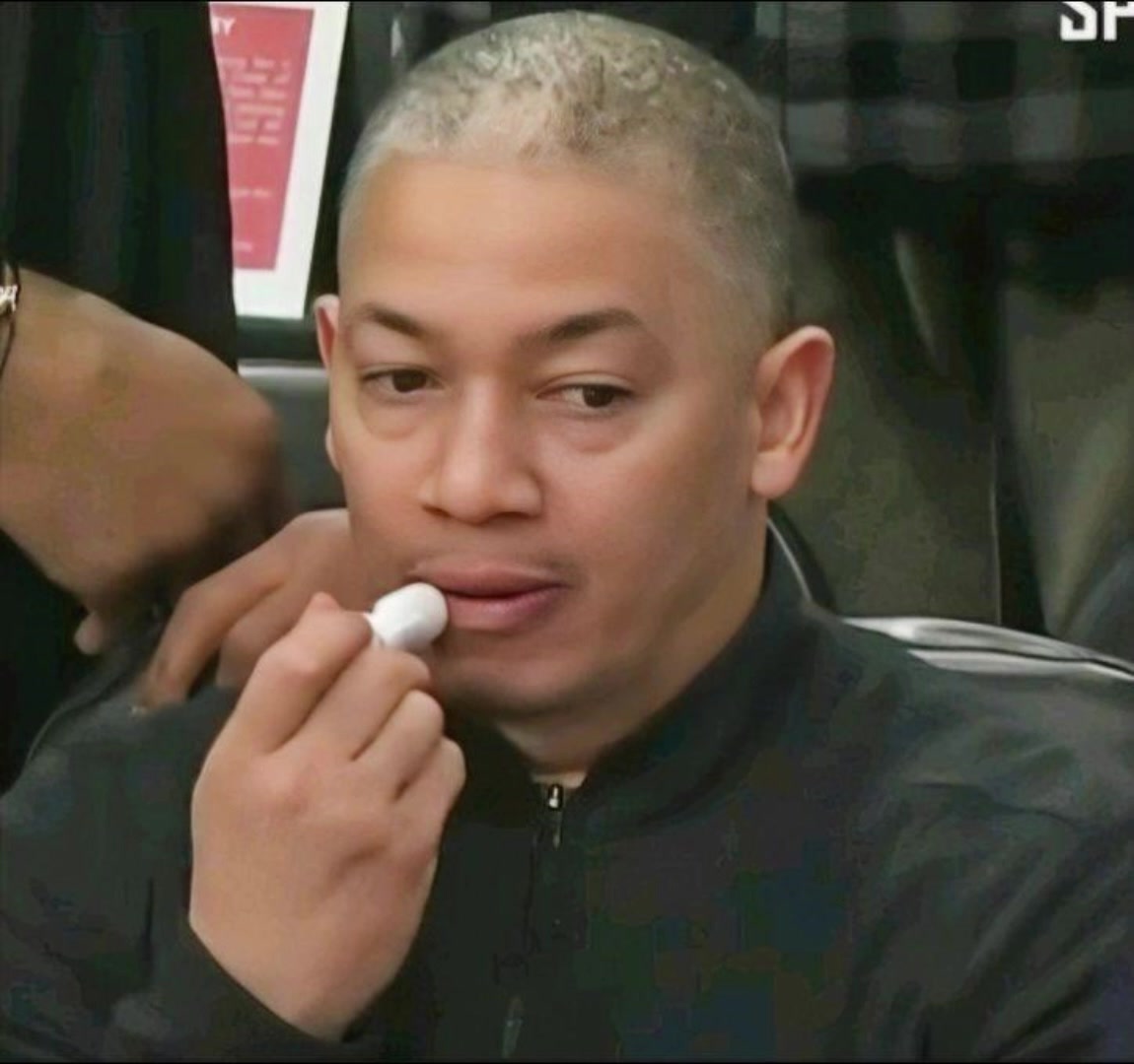 泰伦-卢复出执教快船 在场边涂润唇膏略显精致啊????????????