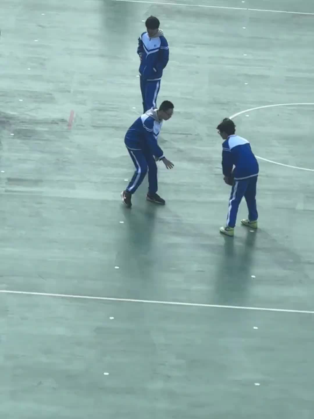 打篮球的见过，和篮球打起来的真是第一回见
