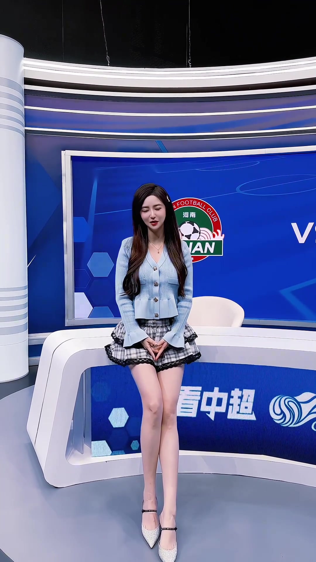 美女主播郭小仙播中超，不过怎么都听不懂????