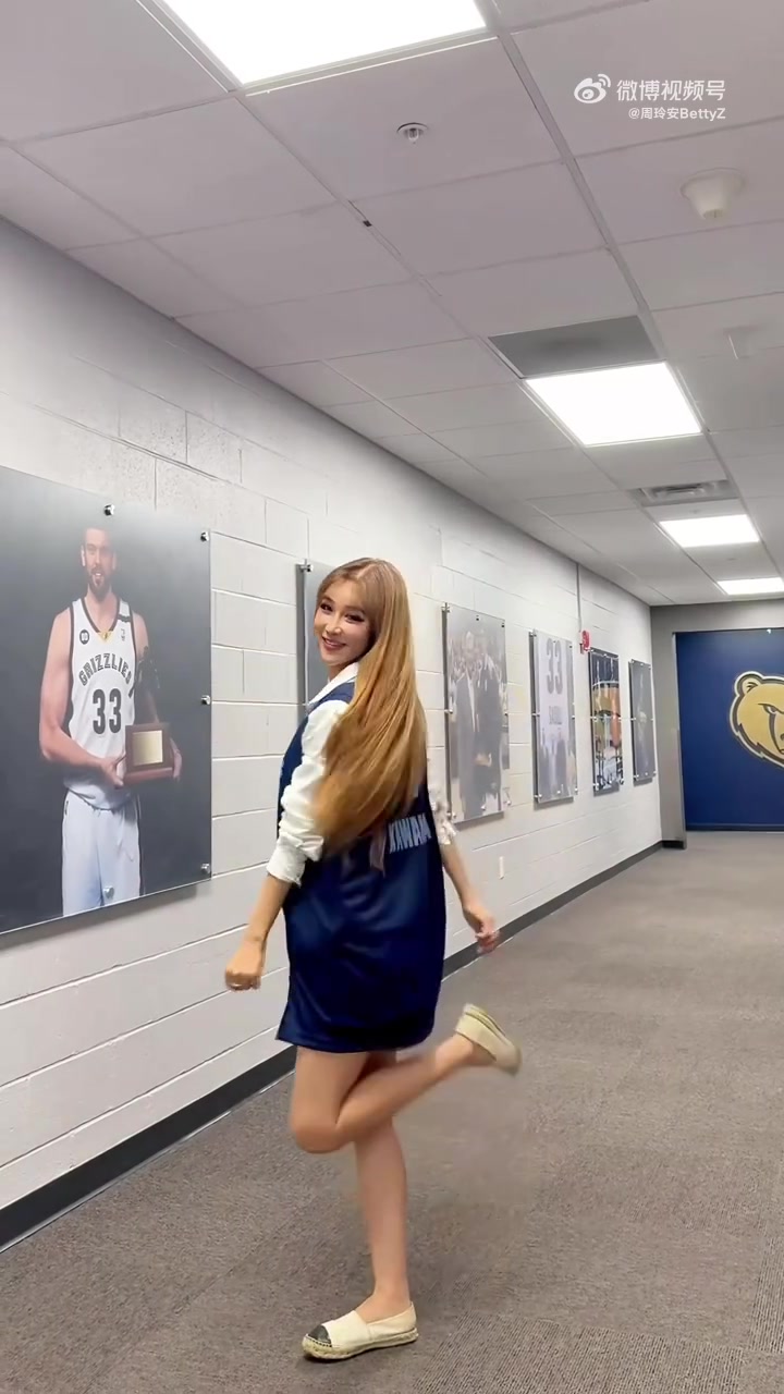真是太美辣！????周玲安穿上河村勇辉的球衣，美美地拍了个视频！