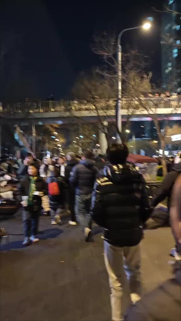 赛后国安球迷街头大喊：马宁SB！????