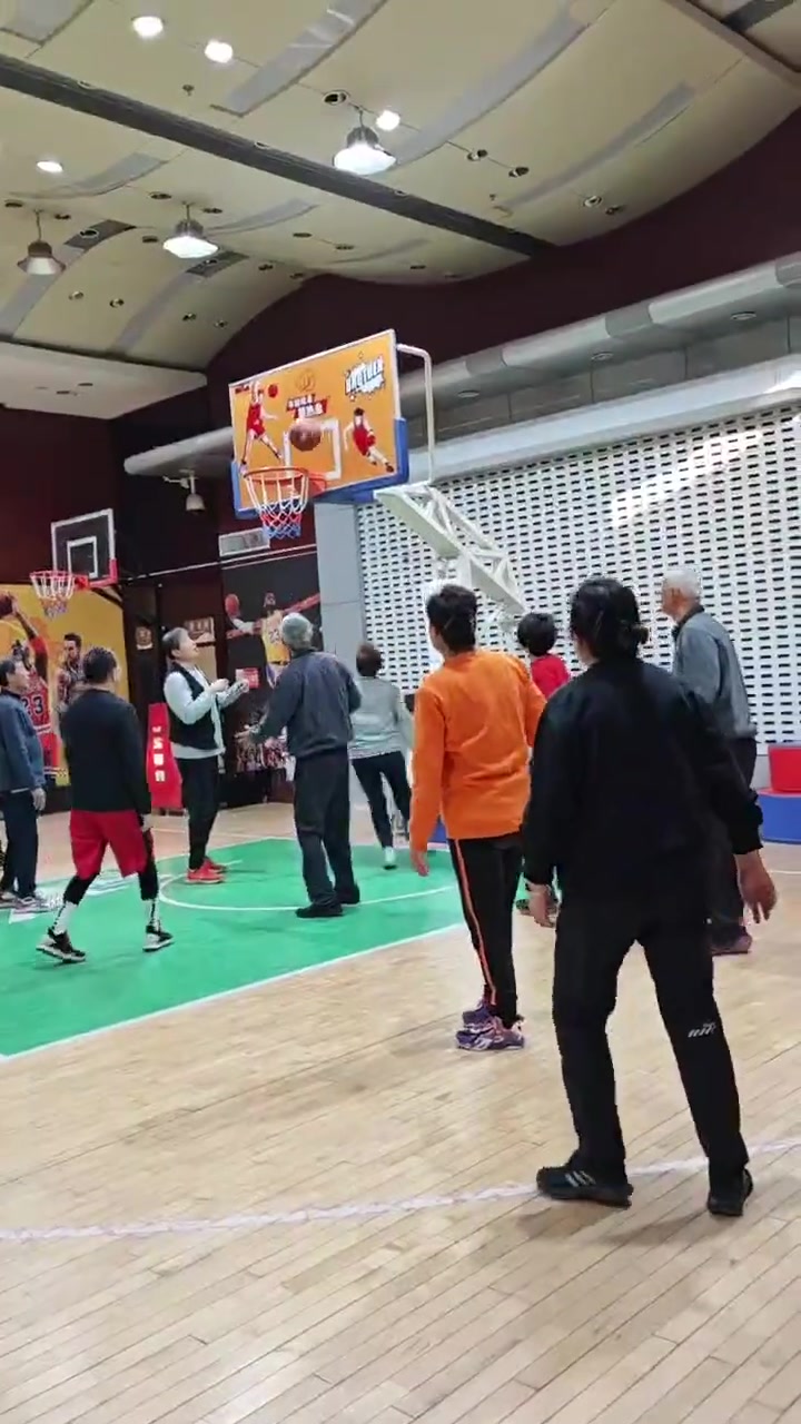 大姨和大爷组队打比赛 ，这传球和跑位完爆现在的年轻人了吧????