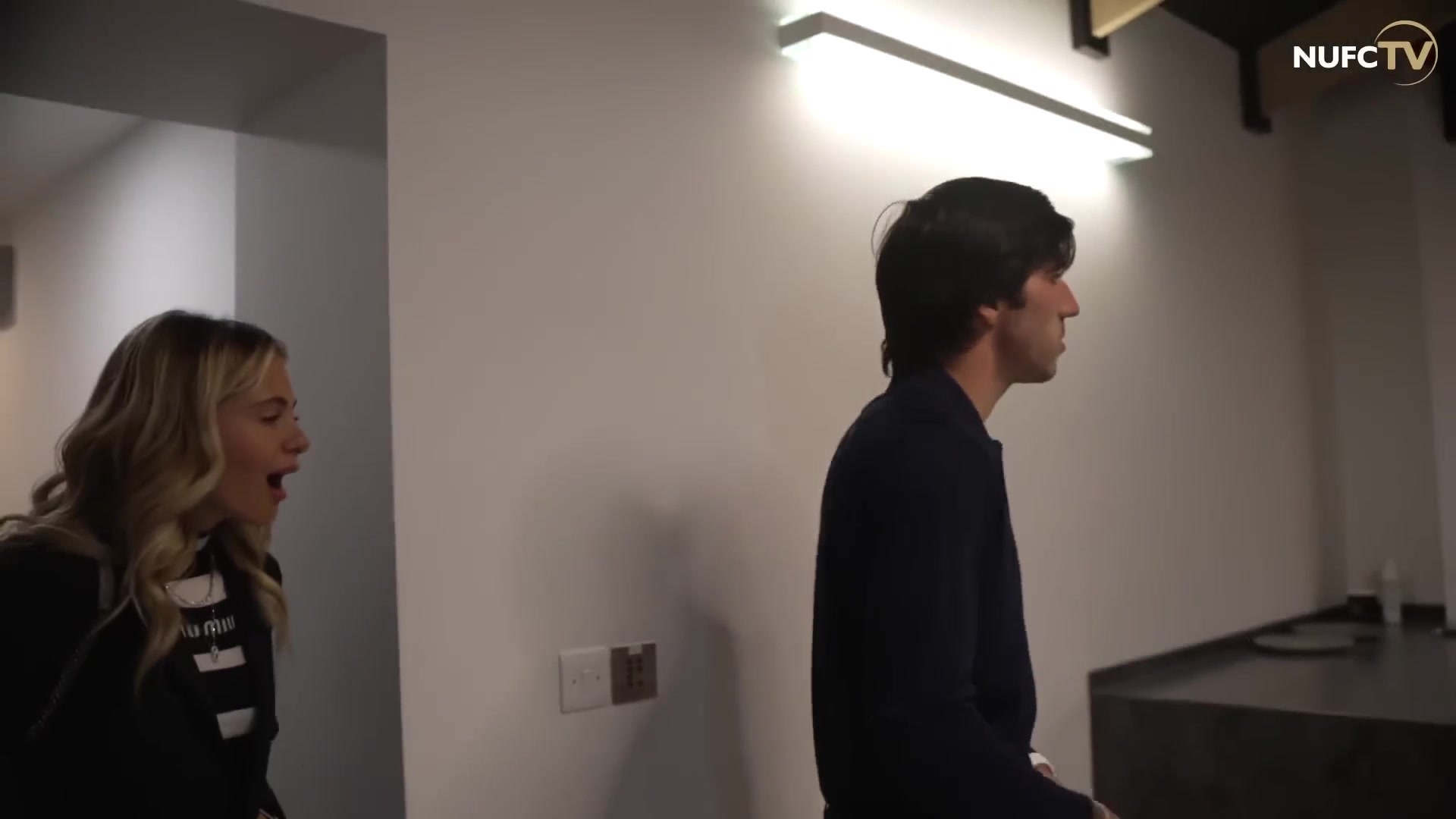 看呆！托纳利刚加盟纽卡时，被纽卡餐厅的豪华震惊到合不拢嘴