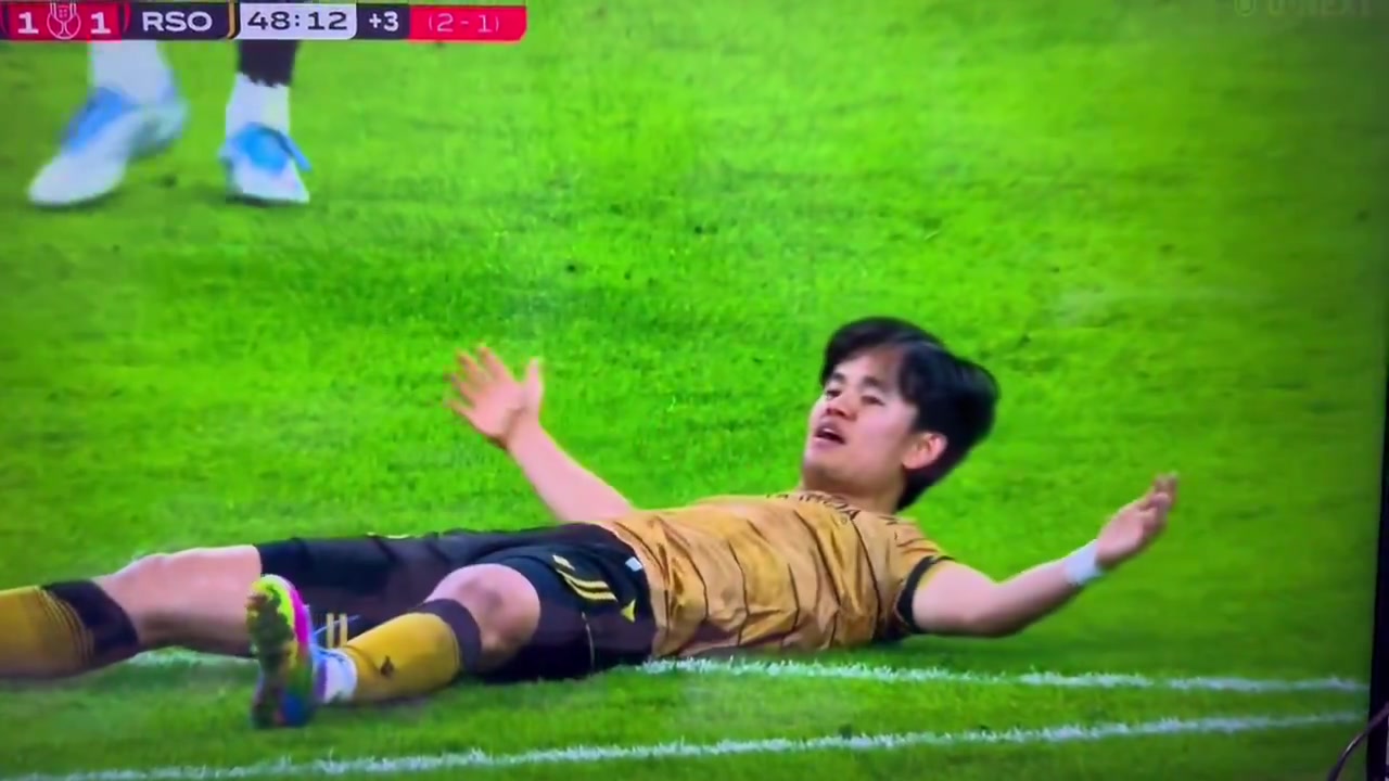 喘不上气！久保健英被维尼修斯放倒后久久地躺在地上????