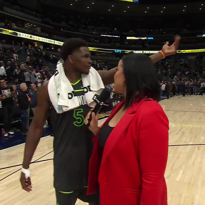 爱德华兹赛后采访将沃克叫到身边：他才是今天的MVP！