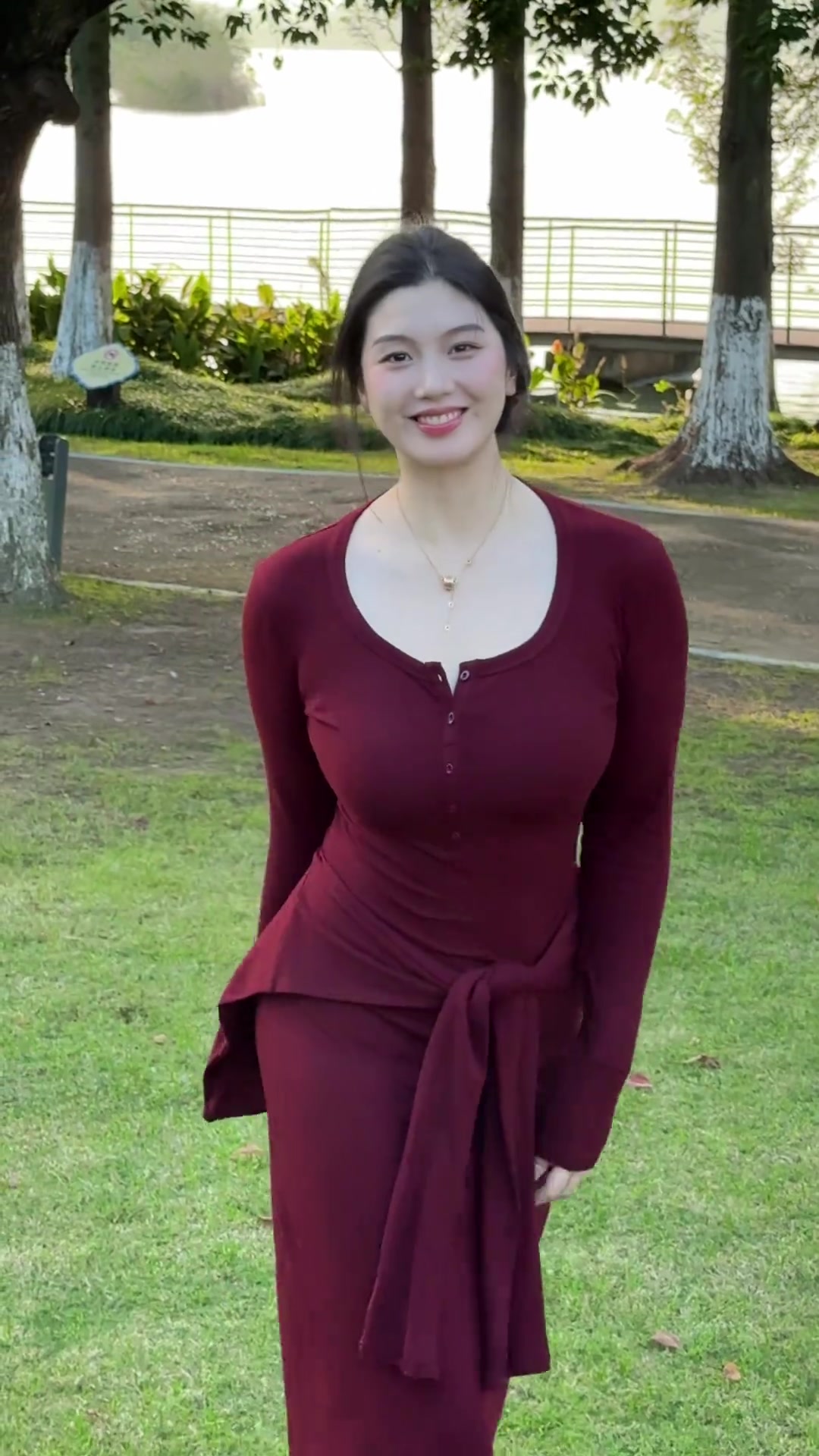 珠圆玉润！????野球场肘姐这丰满身材，完全不输张曼源！