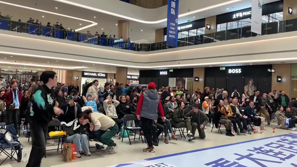 卧槽！大连商场内众人看马莱莱点球不进反应????