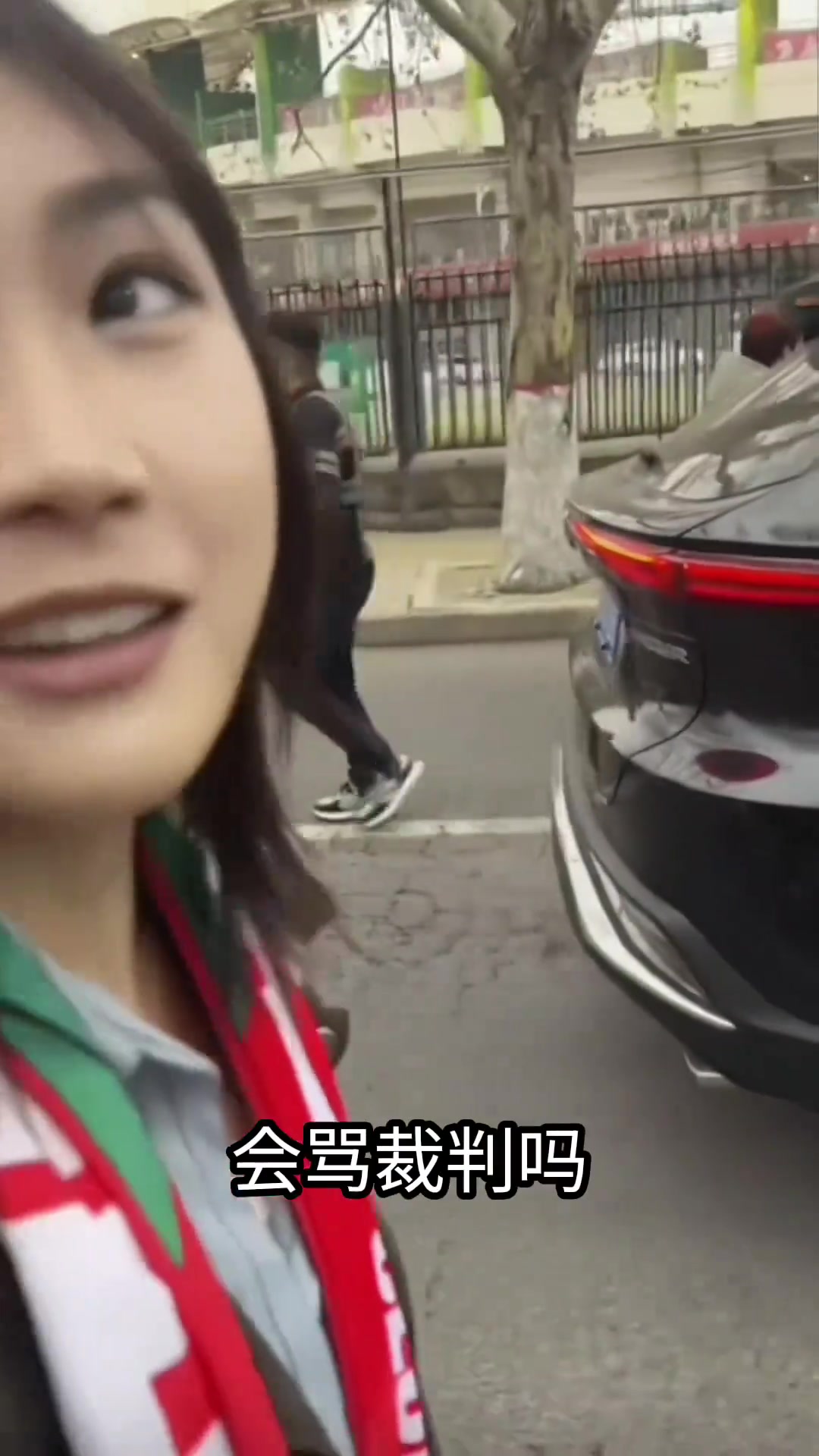 女球迷看球会说脏话吗？小姐姐：不会，比赛时：裁判我C…????