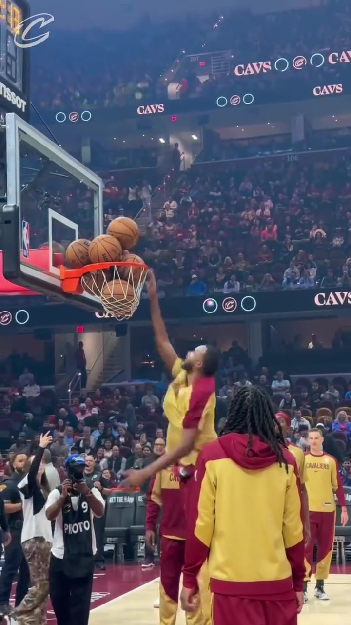 原来NBA球员也这样????当第二个球卡上去的时候，目的就变了