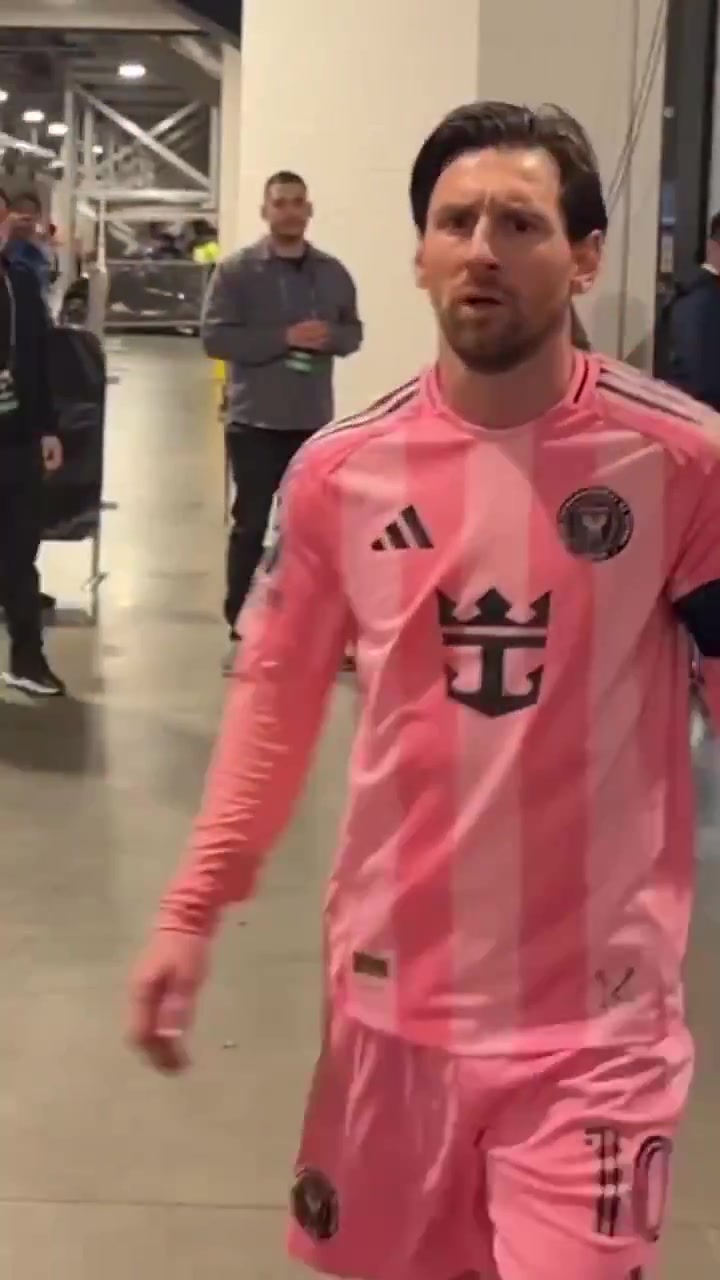 输球后的梅西看到镜头后微微一笑，随后紧皱眉头离开了现场????