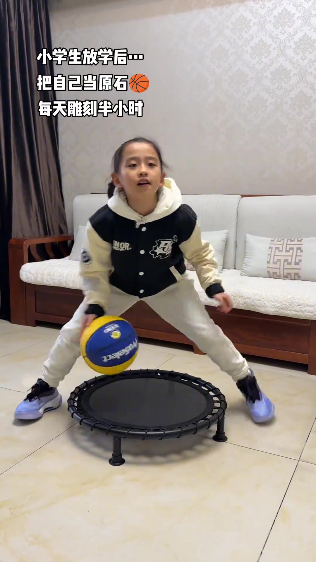 隔音措施好评！小女学生放学课后的犀利坚持运球半小时????