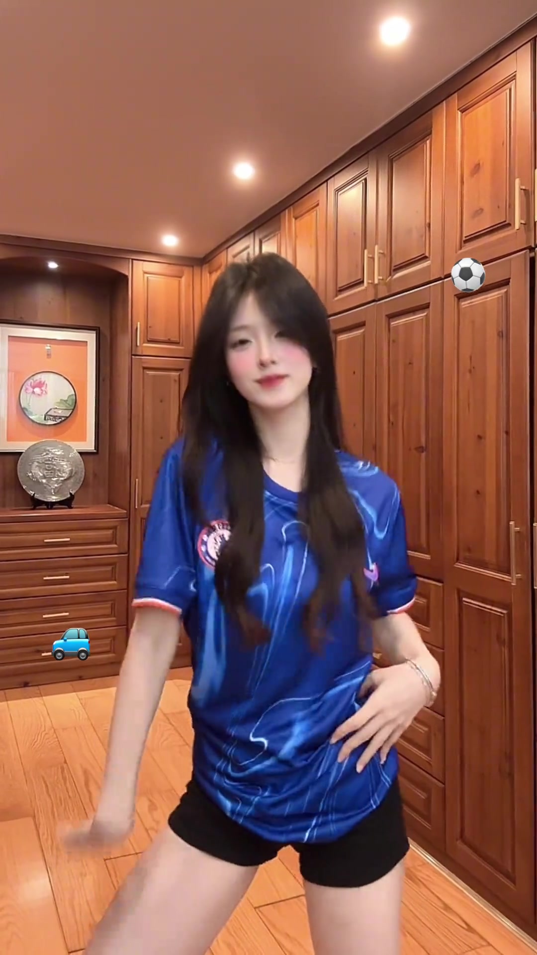 作为车迷，看蓝军美女球迷跳舞很合理吧????