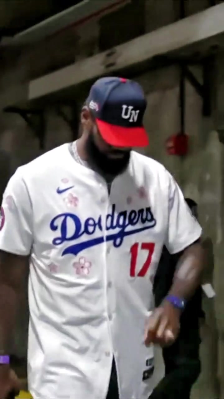 昨天是背带裤，今天是道奇棒球服，老詹这身材就是衣架子啊????
