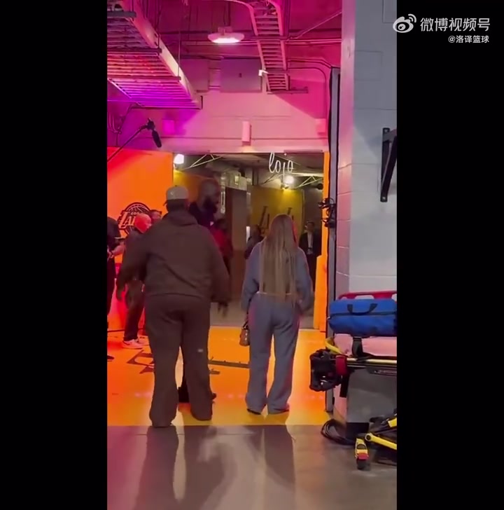 好家伙！詹姆斯赛后再次亲吻了队友的妈妈????