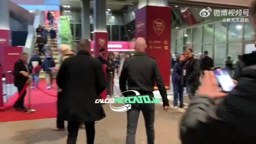 人群中最亮的光头：腾哈格现身尤文罗马比赛现场