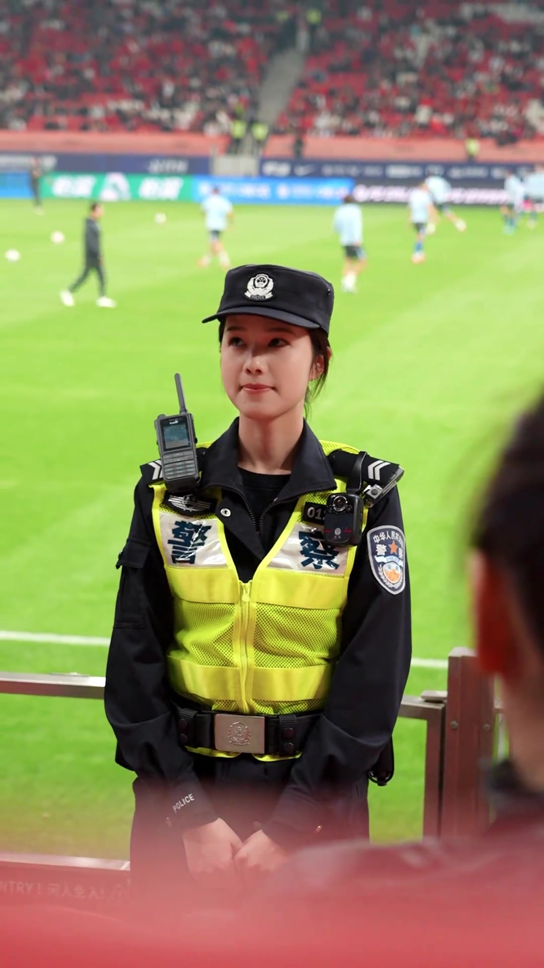 是心动的感觉????！上海 “德比”大战赛场上的警花小姐姐