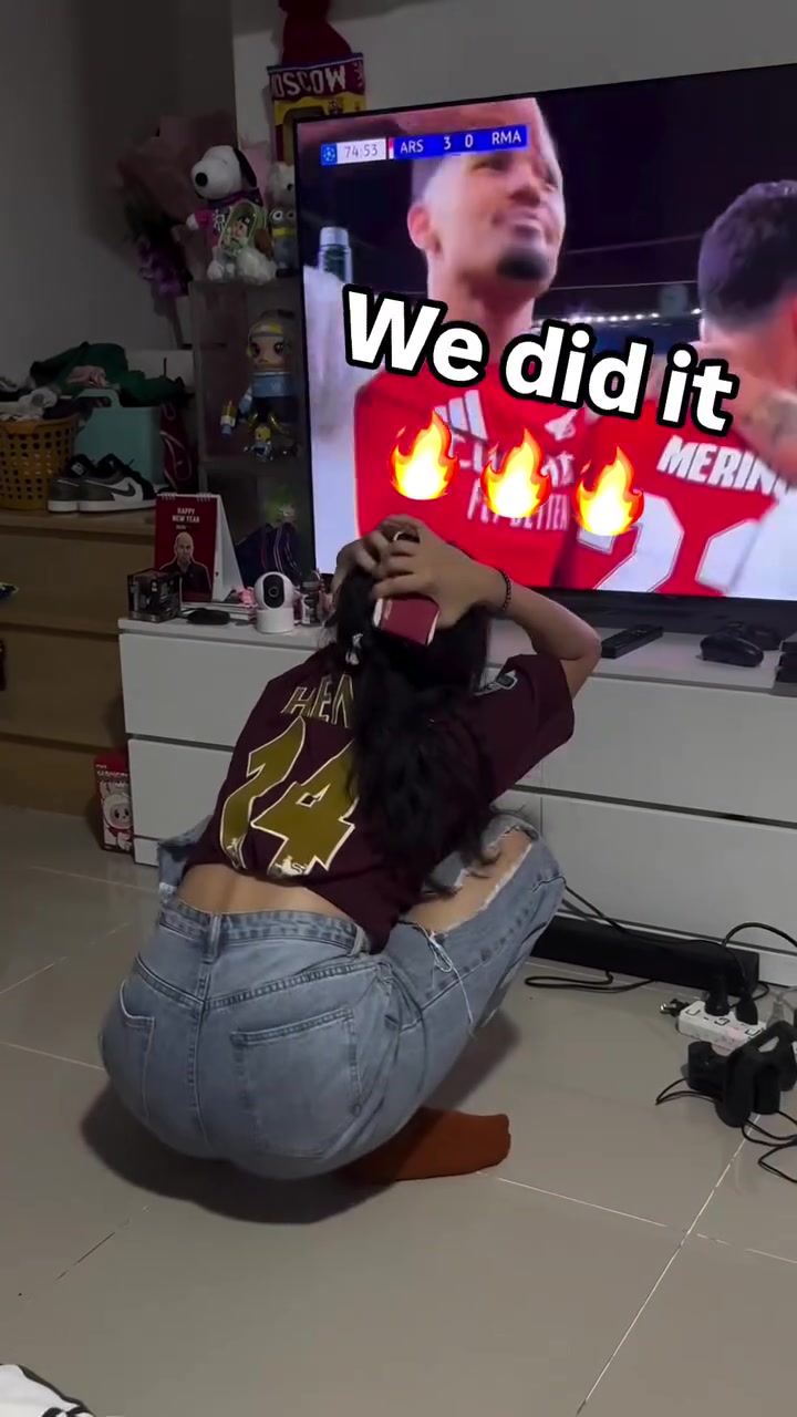 激动坏了！阿森纳3-0皇马，女枪迷在电视机前疯狂庆祝