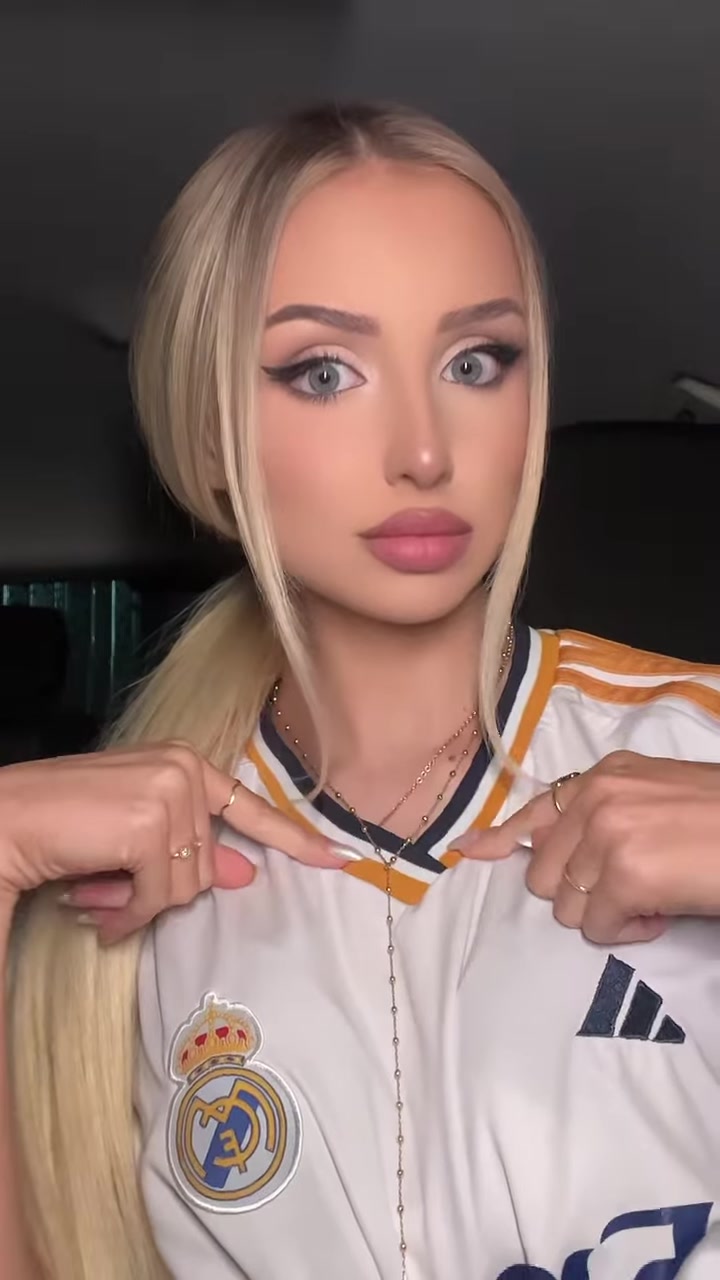 皇马美女球迷拿着巴萨球衣：我爱皇马，巴萨emmmm?