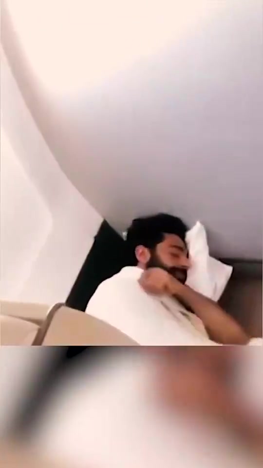 婴儿般睡眠~萨拉赫在飞机上席地而睡引起张伯伦等人大笑?