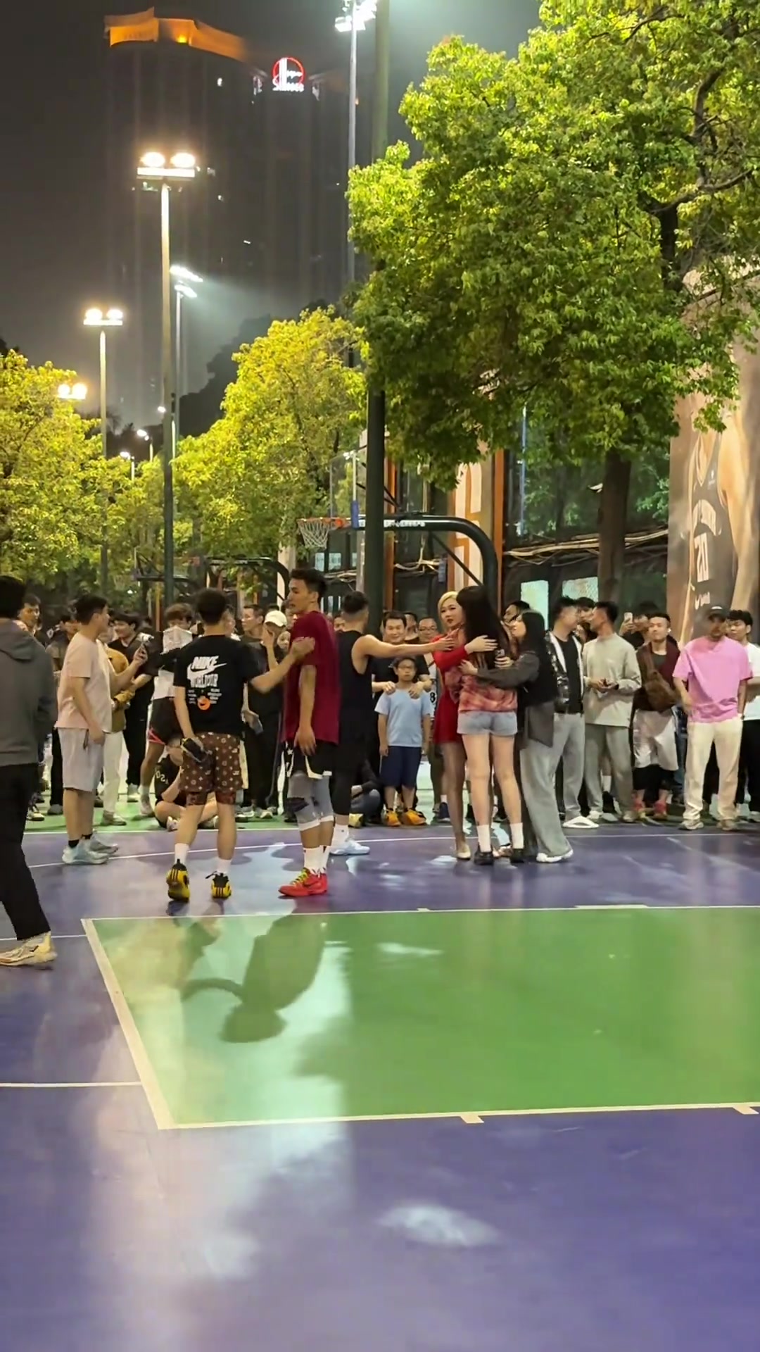 广州天体篮球场又爆发冲突！这次惹到长腿小姐姐发怒了！?