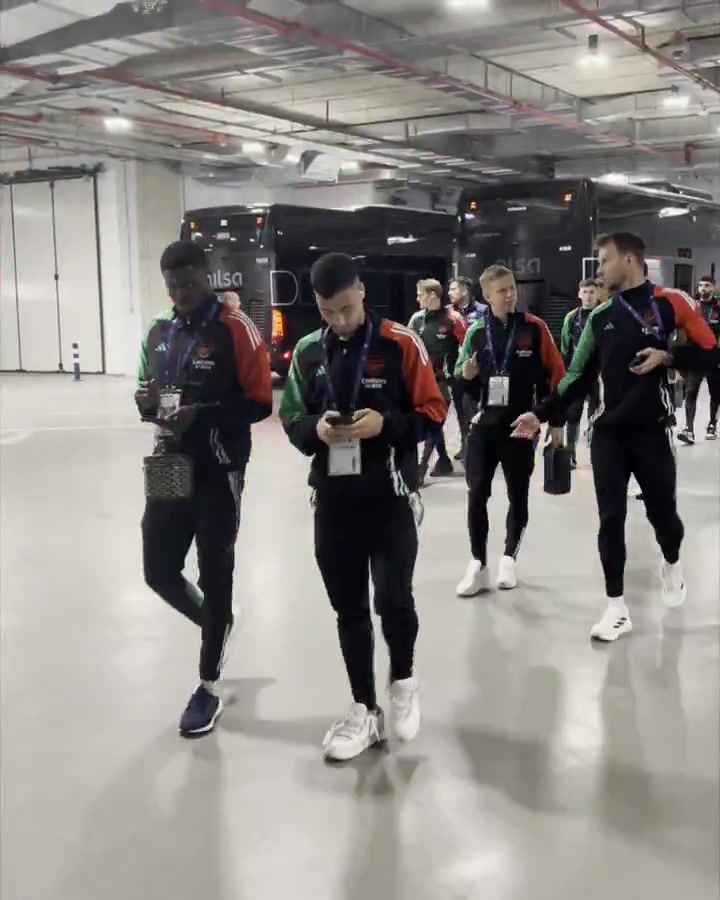 来了来了！阿森纳全队抵达伯纳乌，欧冠大战一触即发！