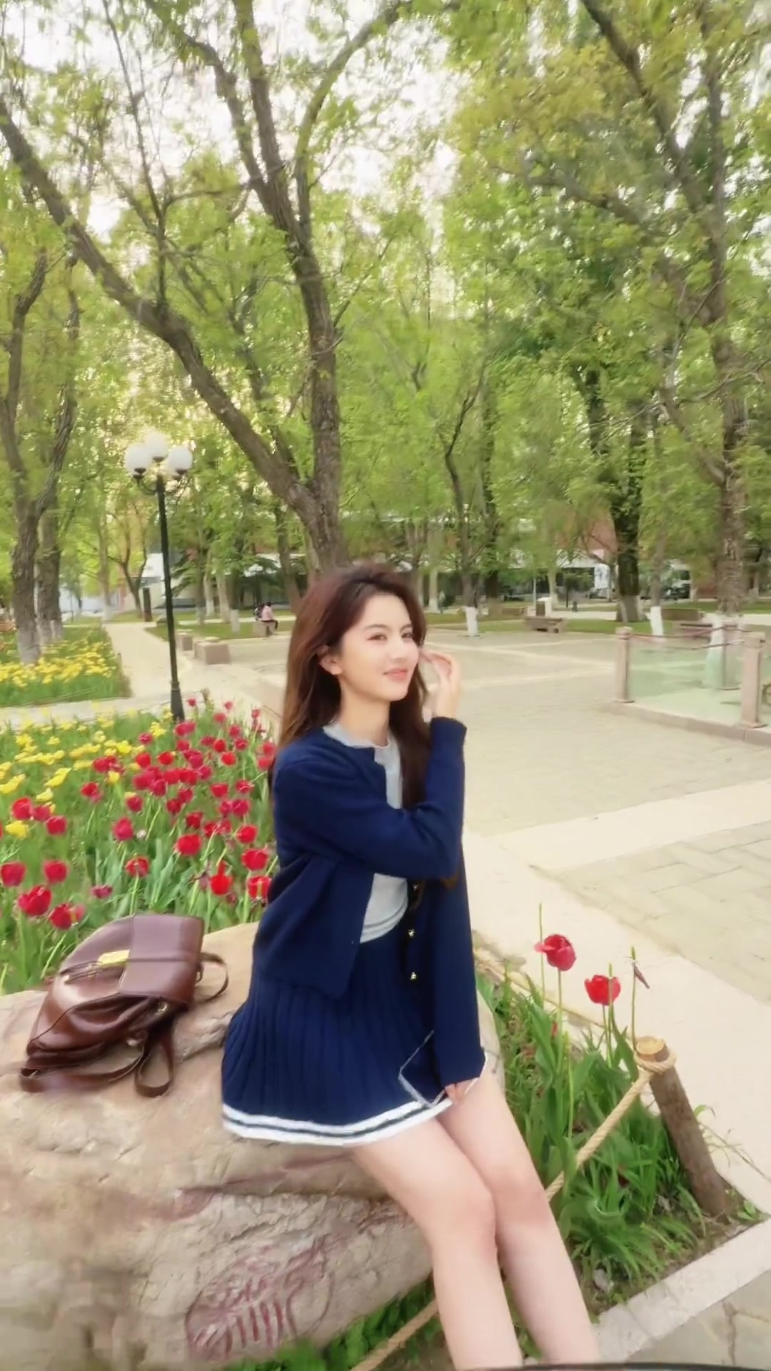 ?青春靓丽的女大！腾讯女主播炼炼：春天回校拍照~毕业倒计时