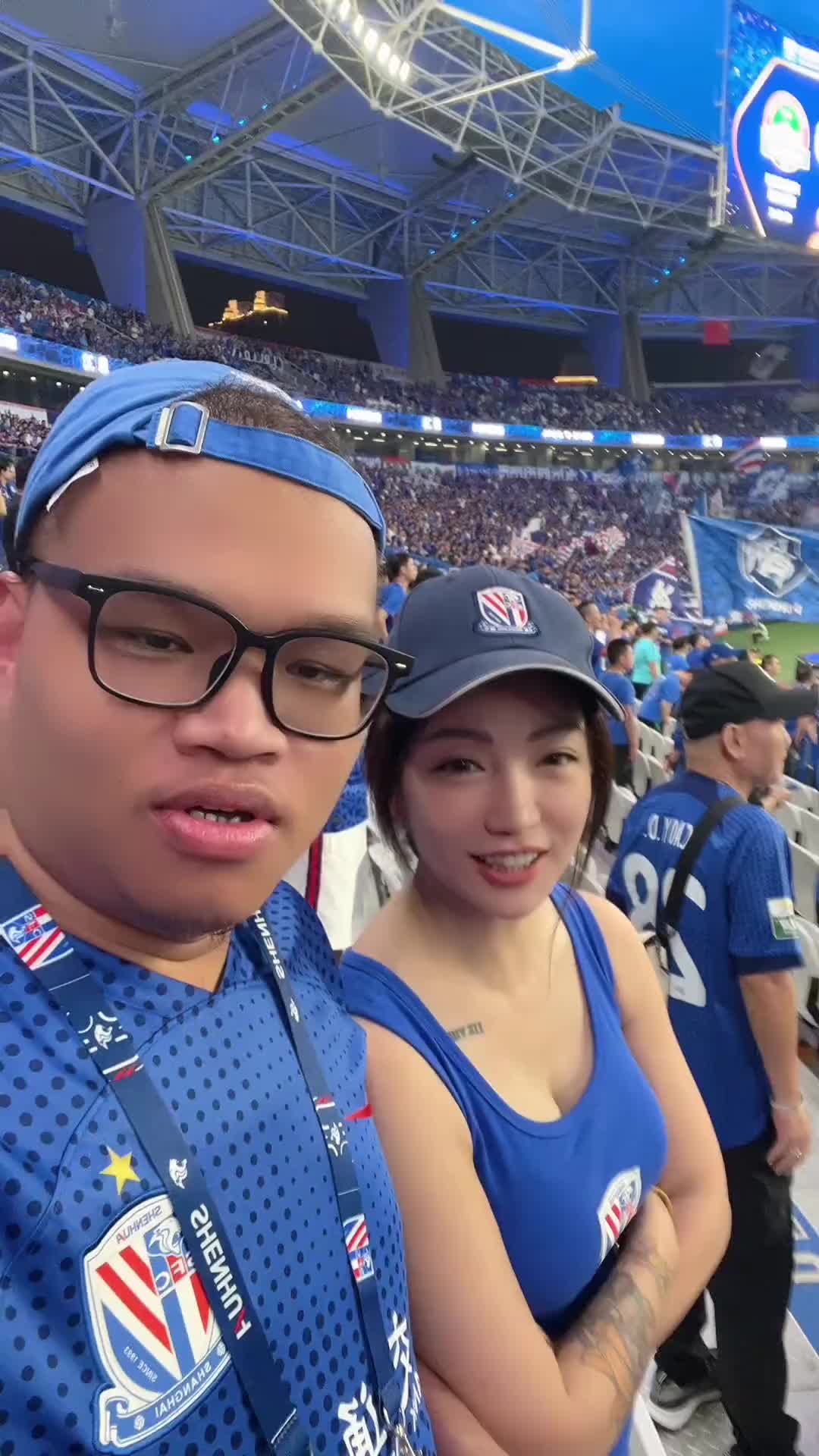 申花球迷教美女小姐姐唱助威歌