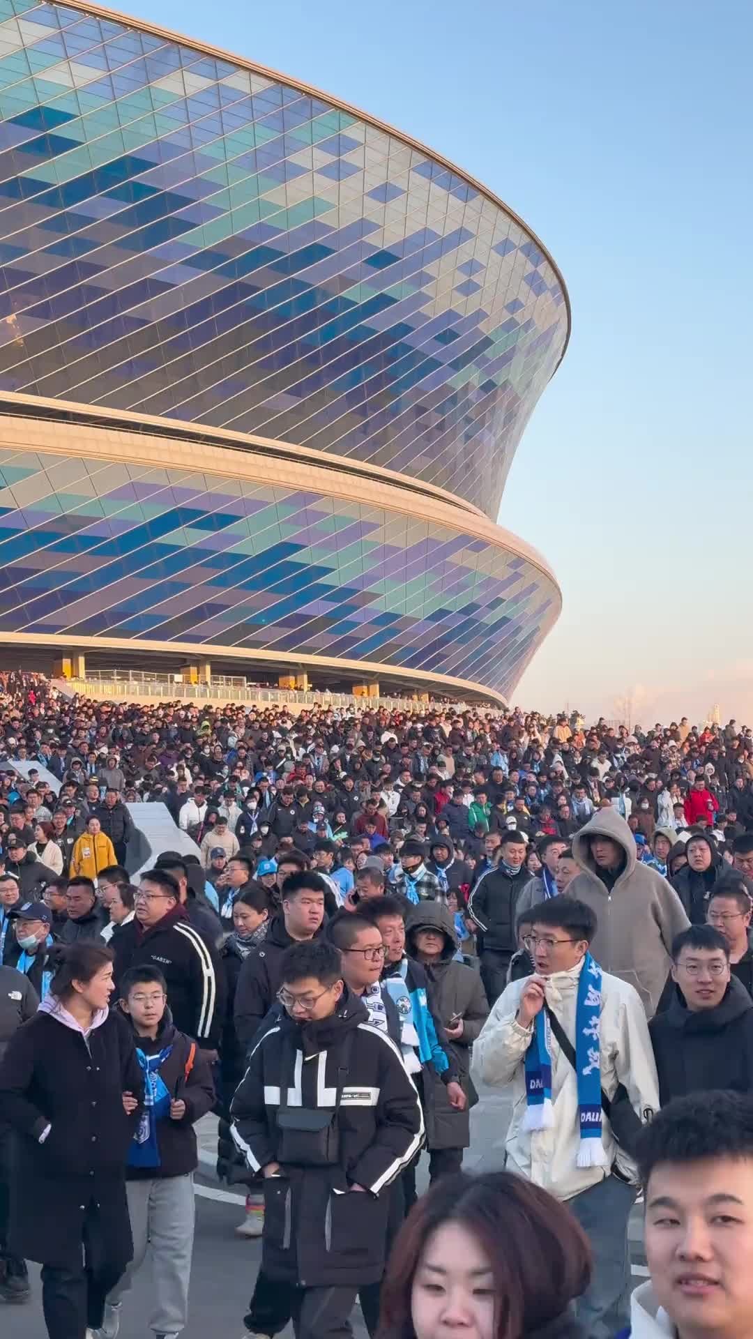 这场面！不挤不赶6万球迷有序退场，大连把“文明”写进足球DNA！
