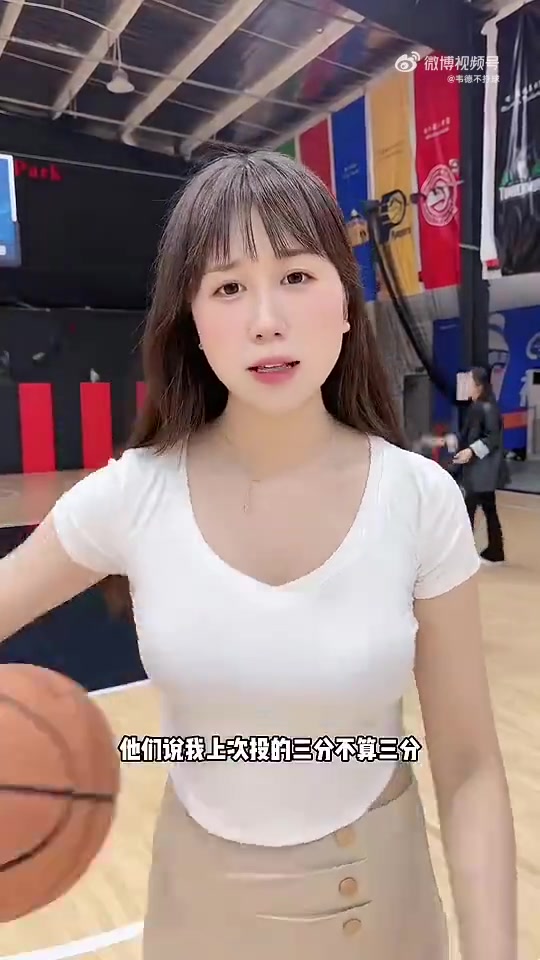黑丝包臀裙！你说摆拍吧，她又有点东西?
