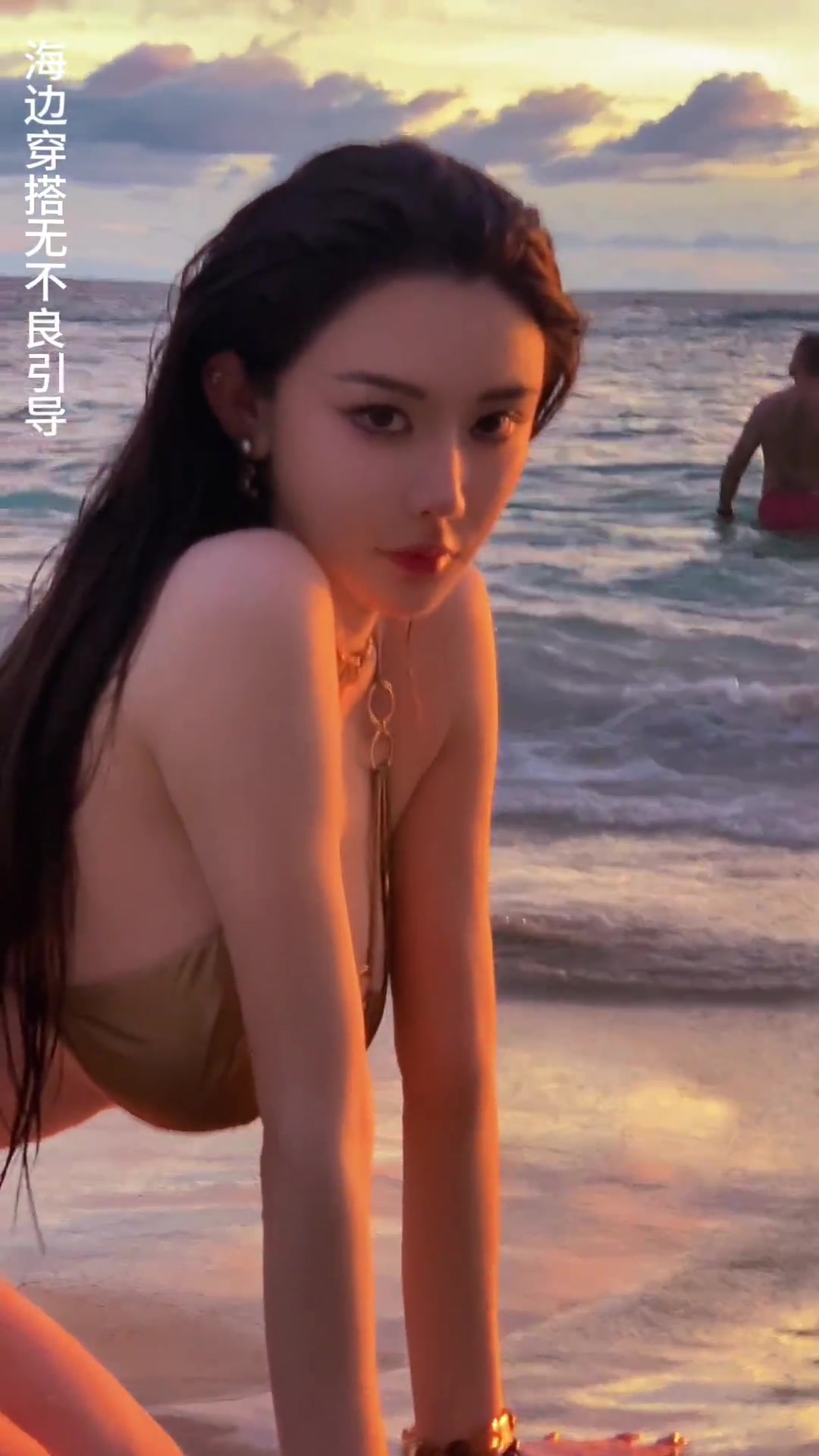 身材太顶了！美女詹密周麟嘉在海边游玩：由内而外自在发光的快乐