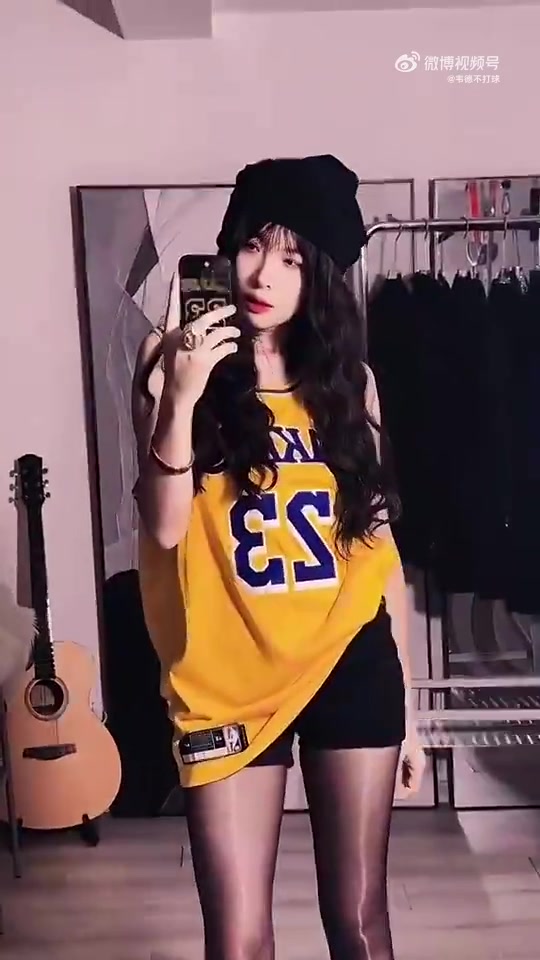 黑丝大长腿！现在女詹密都这么卷了嘛?