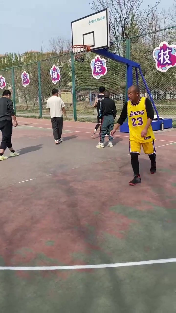 懂球的吧友说说，这种大跳步在野球场算走步吗???
