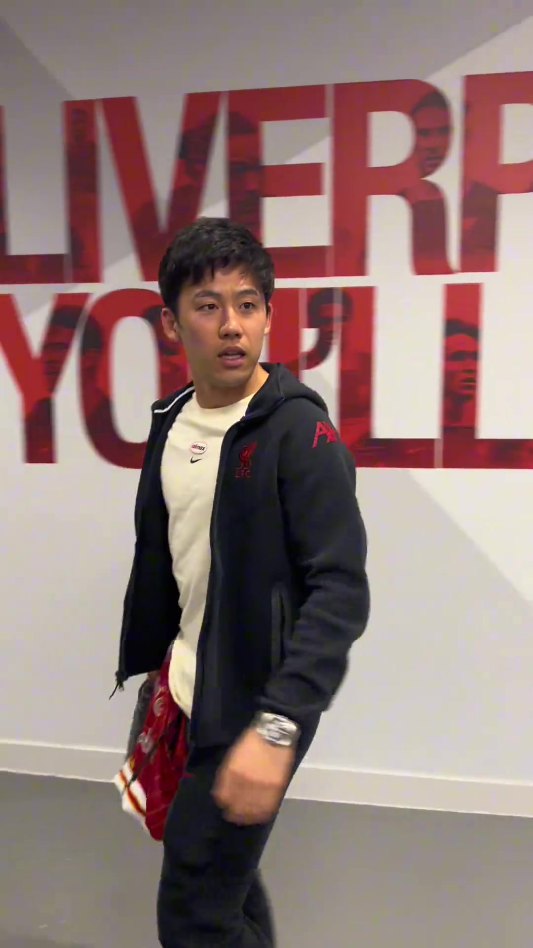远藤航听完就掏手机，准备质问南野?