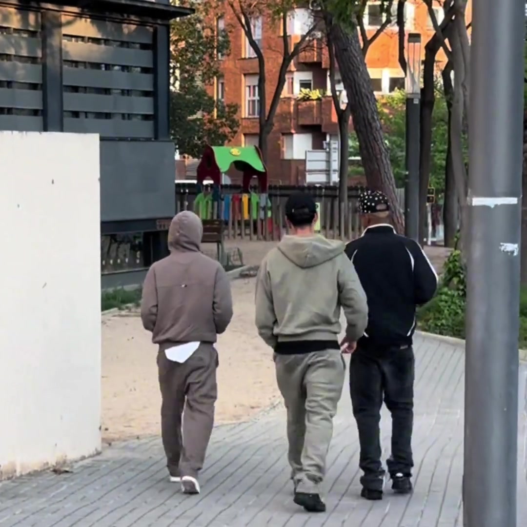 偷感好重?停电期间，加维、福特与亚马尔低调现身街头