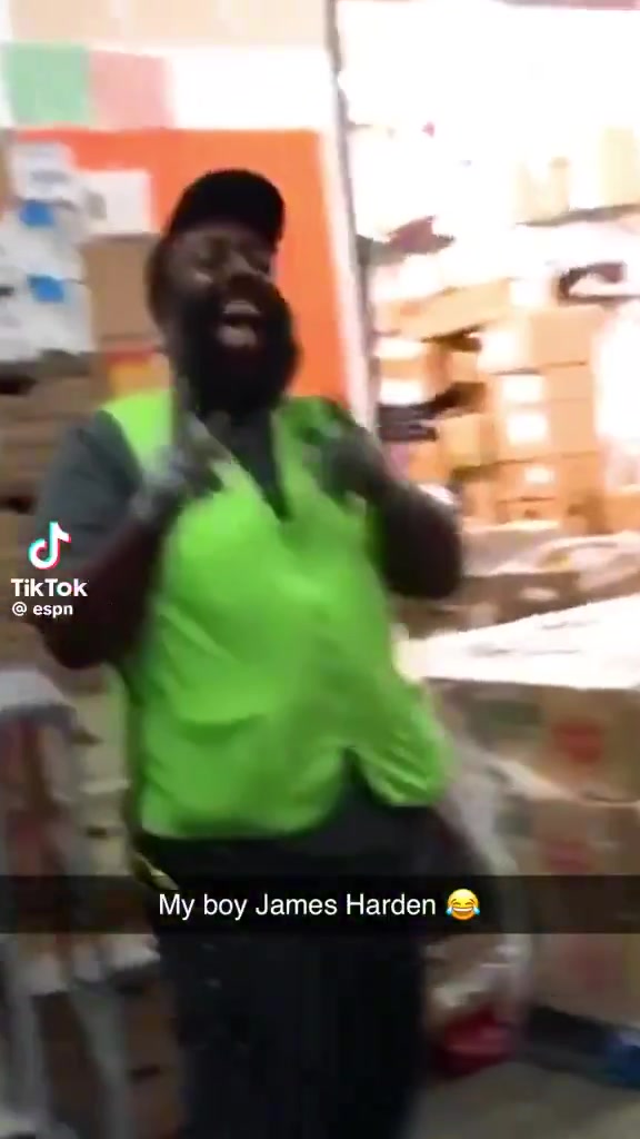 球迷恶搞：哈登在我这边呢，场上的是假哈登??