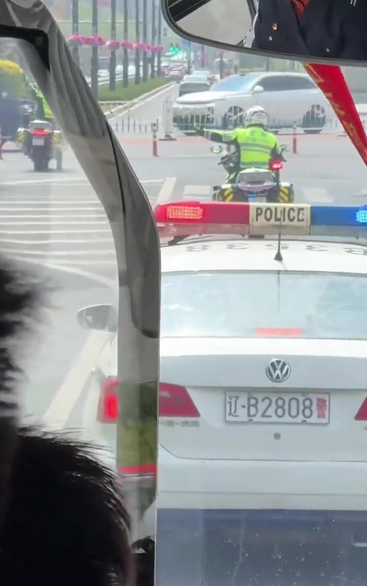 牌面拉满?，实拍：大连交警出马，护送国安远征球迷抵达梭鱼湾