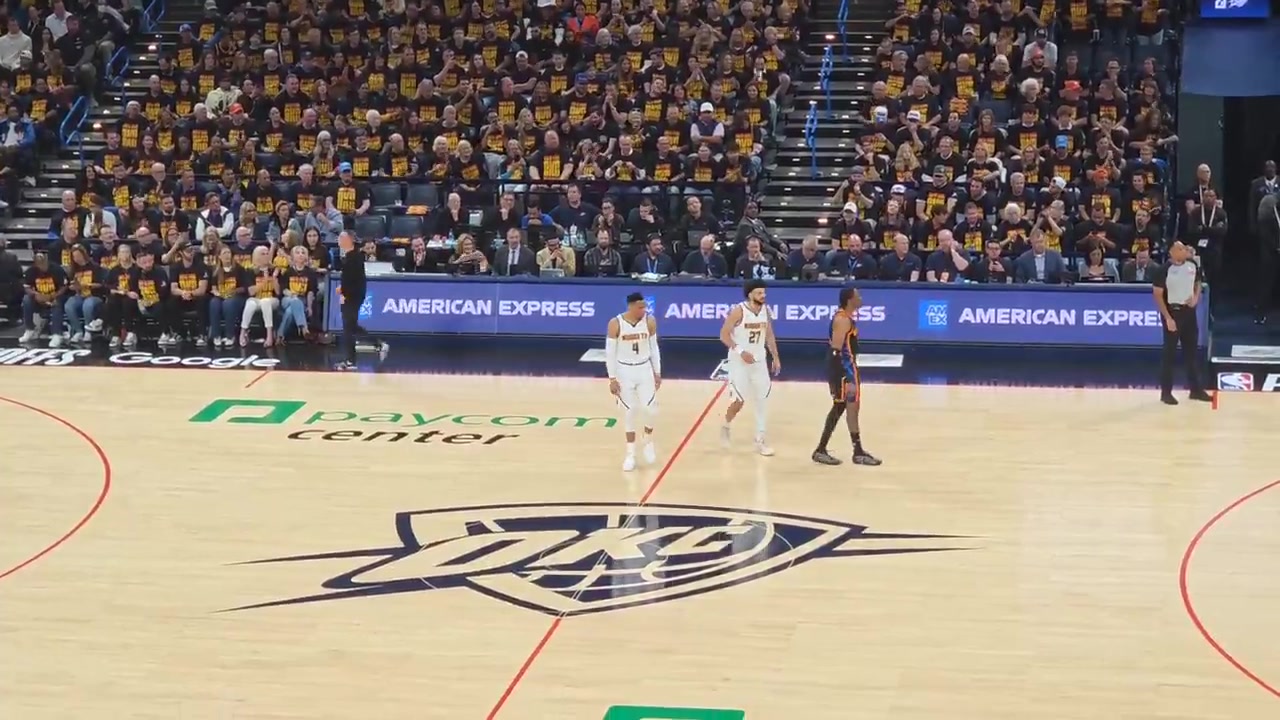 OKC的篮球之神?！当威少登场时，雷霆主场球迷爆发热烈掌声