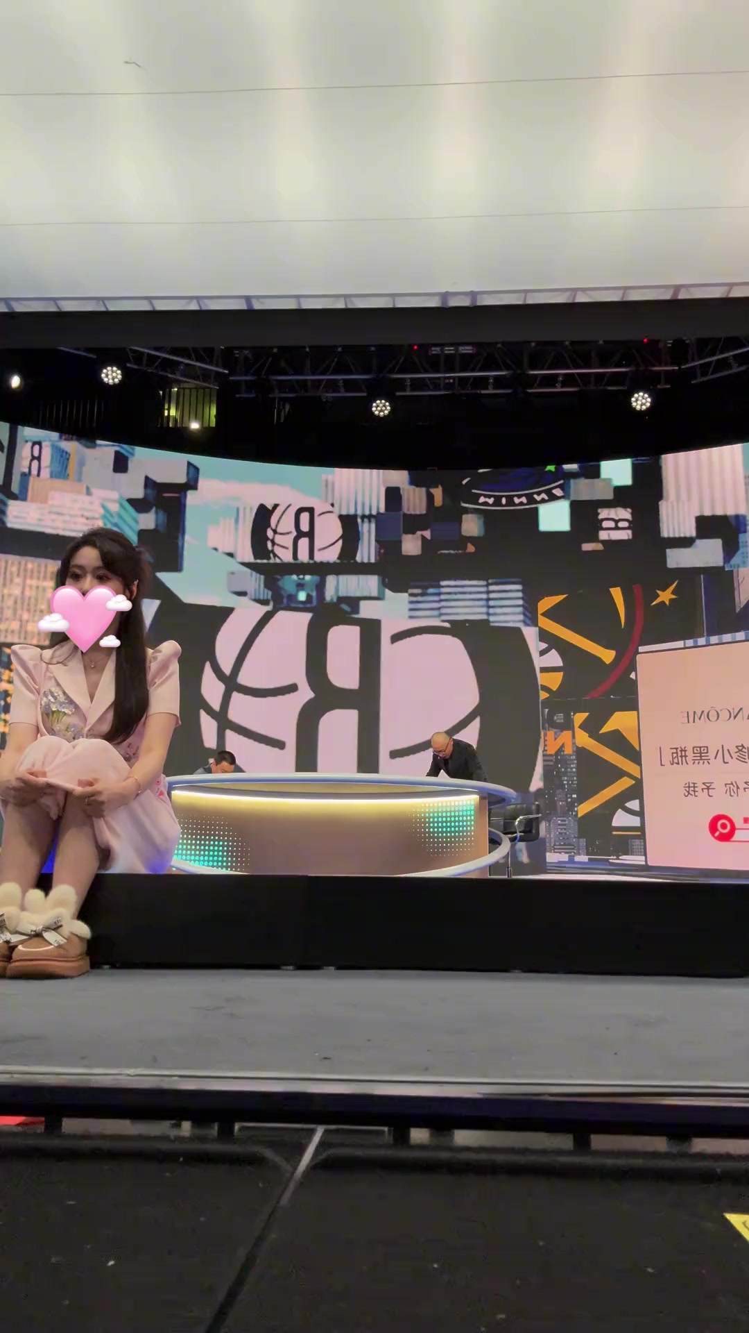 女主播果果看见戈登绝杀后，在演播室激动尖叫狂跳！?