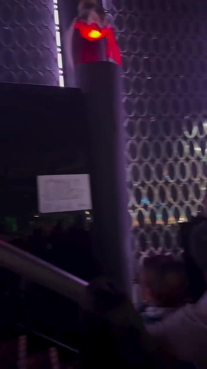 小姐姐眼睛都看直了?阿尔瓦雷斯和一众马竞球员去夜店蹦迪