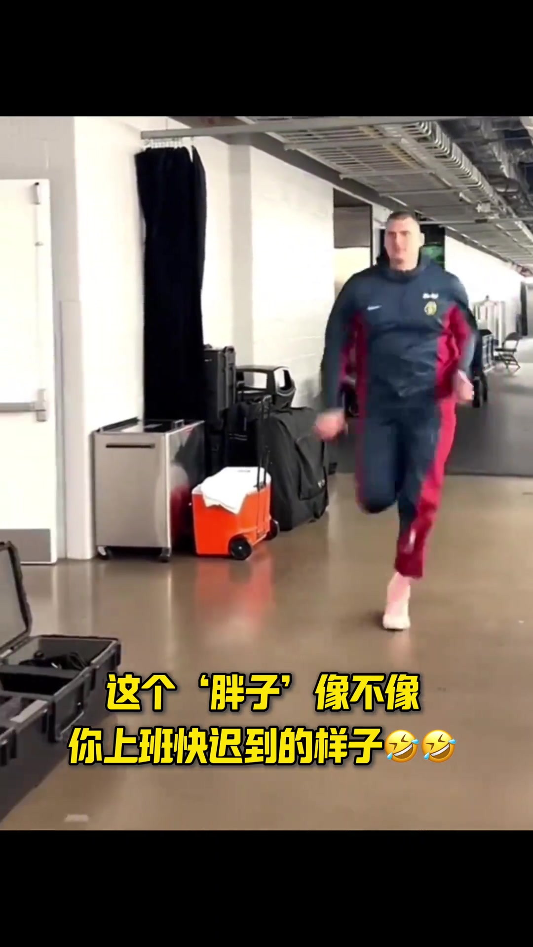 约基奇这小跑像极了上班快迟到的样子?