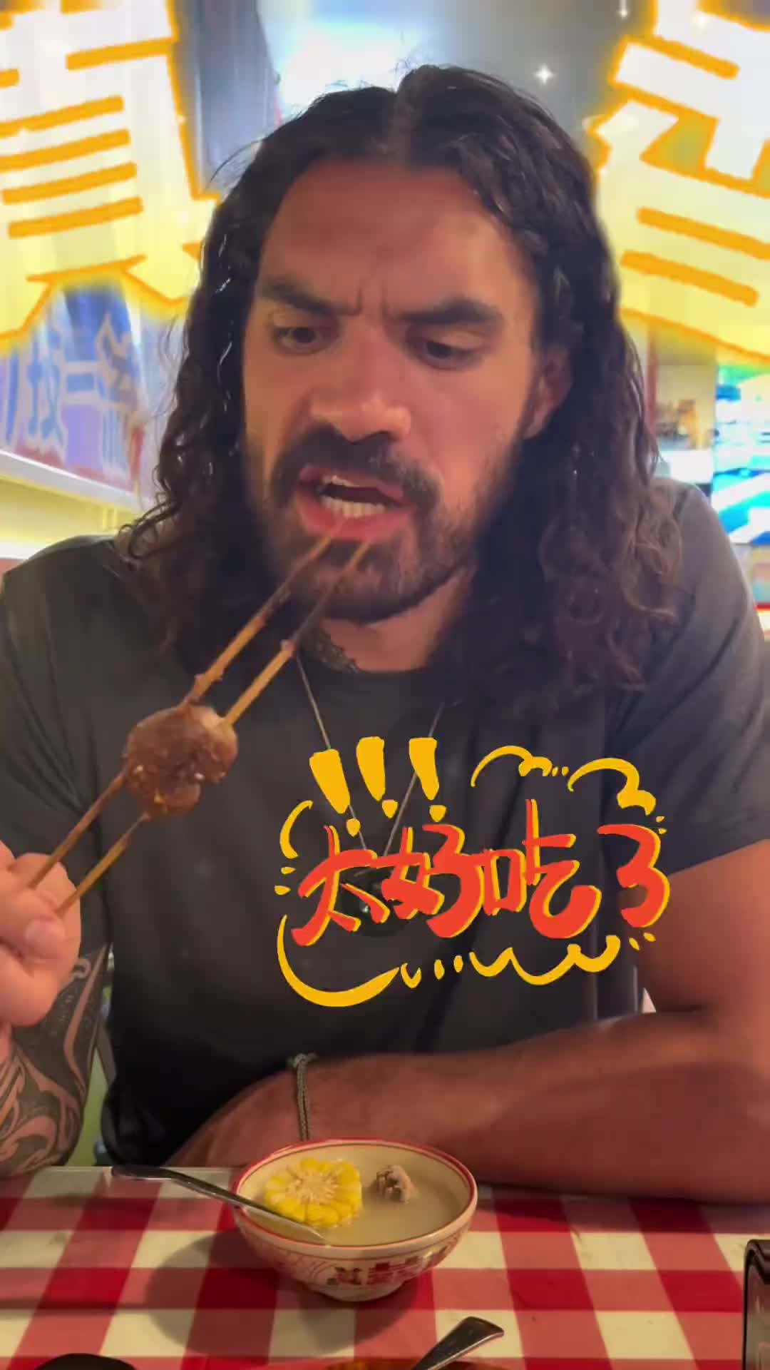 亚当斯社媒晒品尝中国美食vlog：我承认我有个中国胃??