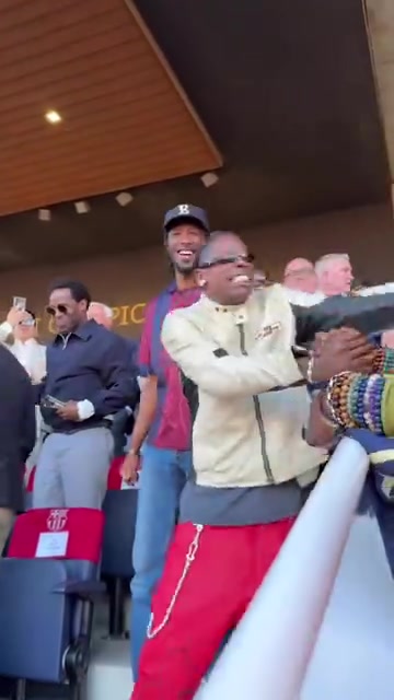 你这场镜头是真多啊！巴萨死忠球迷，说唱巨星Travis Scott！