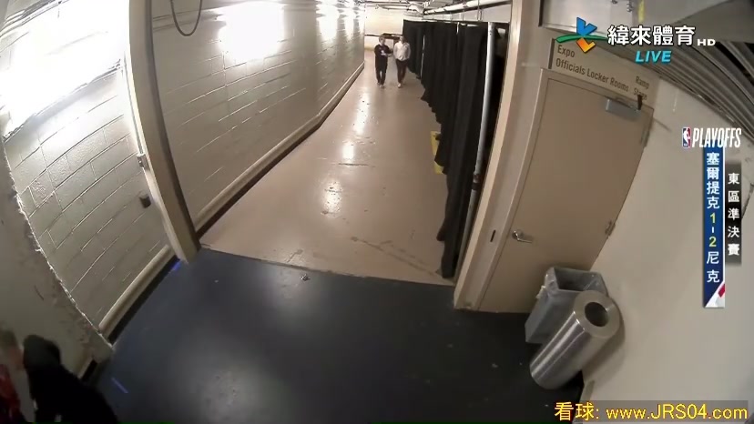看着非常严重啊！?塔图姆受伤后，坐着轮椅离开，双手捂脸！