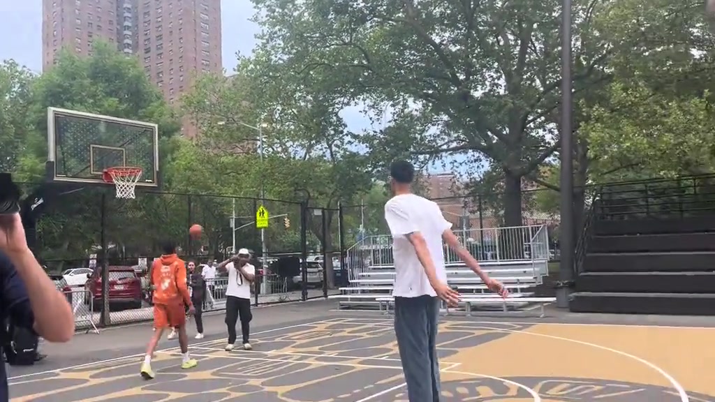 这个高个子会打球吗？各个打铁?